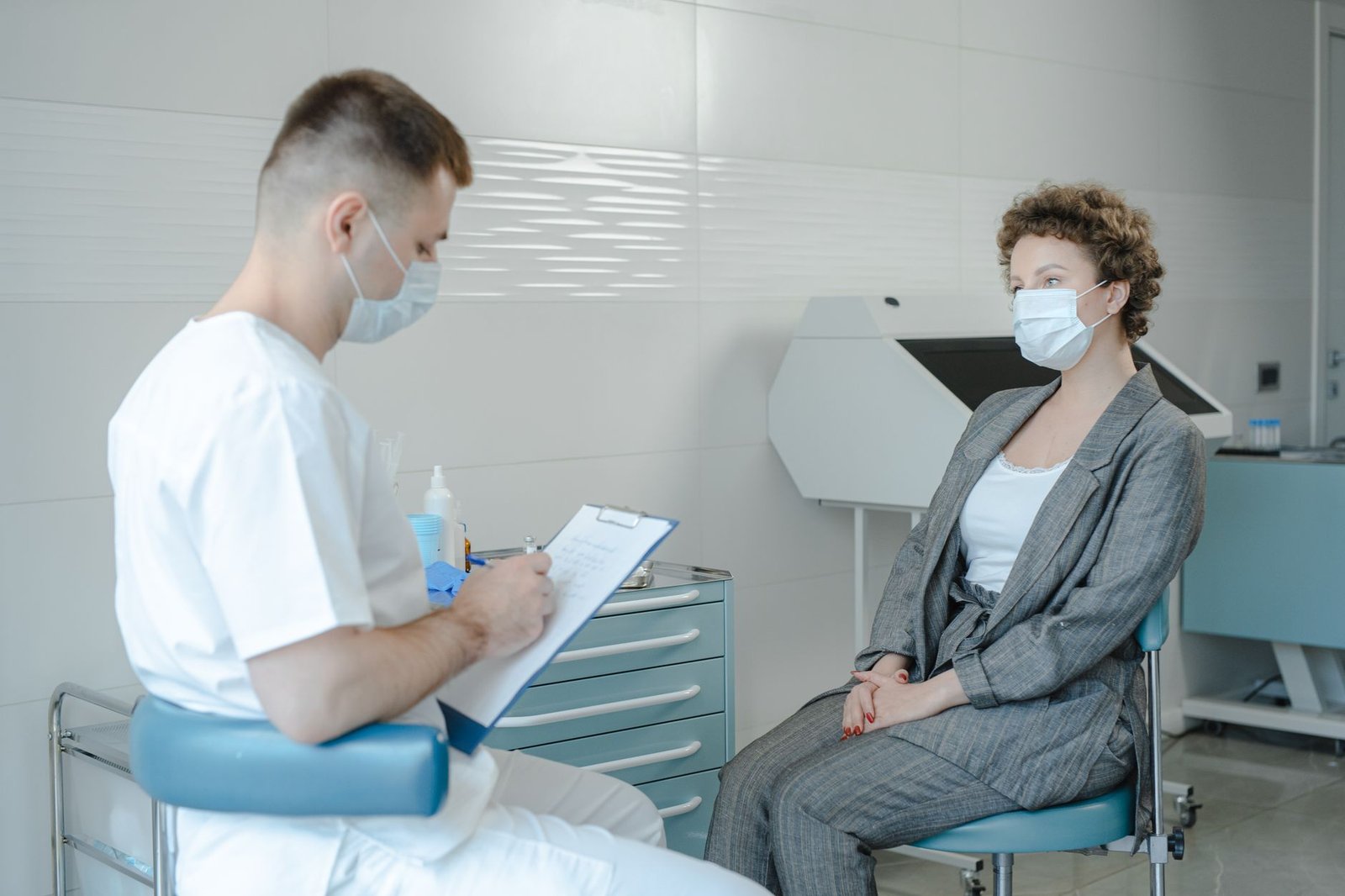 Médico em consulta com o paciente