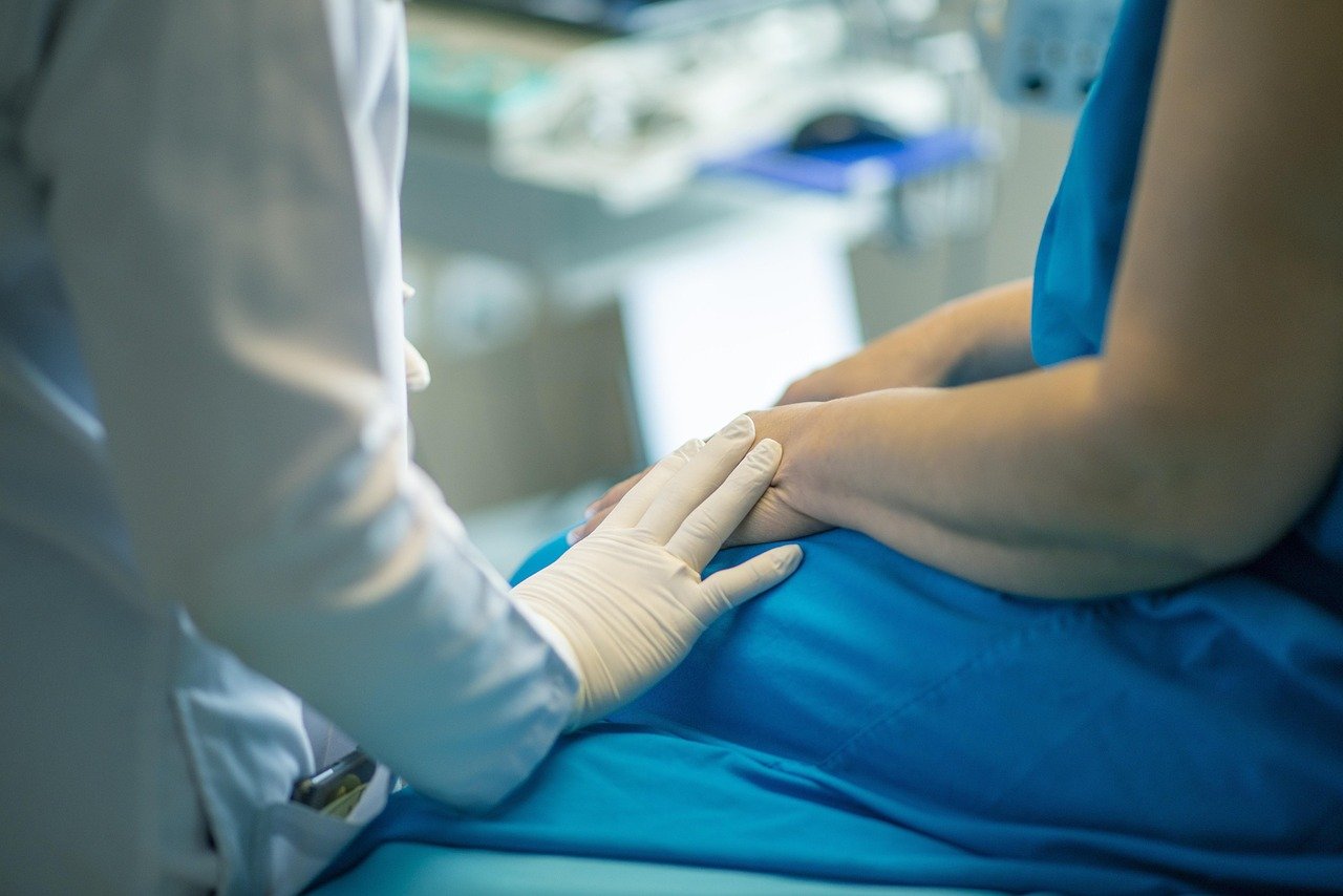 Médico em atendimento no consultório